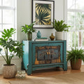 Gruen bestimmt die Farbgebung von dem Sideboard