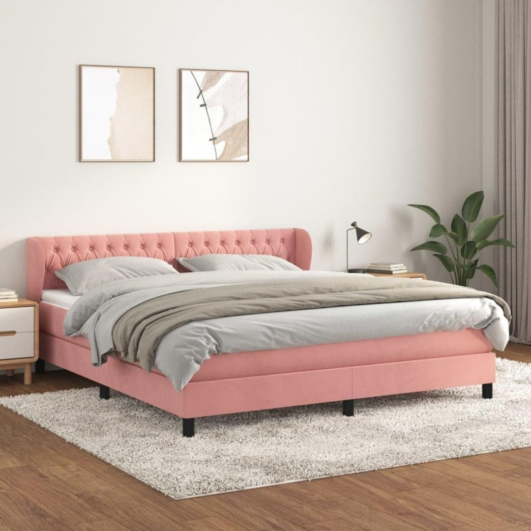 Das Boxspringbett nimmt mit 180 x 200 cm Gestalt an