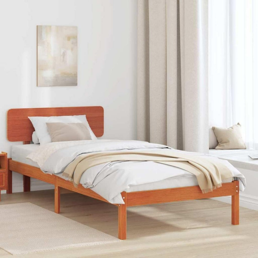 Die Gestaltung von dem Bettgestell wird durch Kiefernholz gepraegt mit den Massen 90 x 200 cm