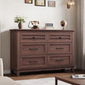 Das Sideboard zeigt Holzoptik in Dunkelbraun