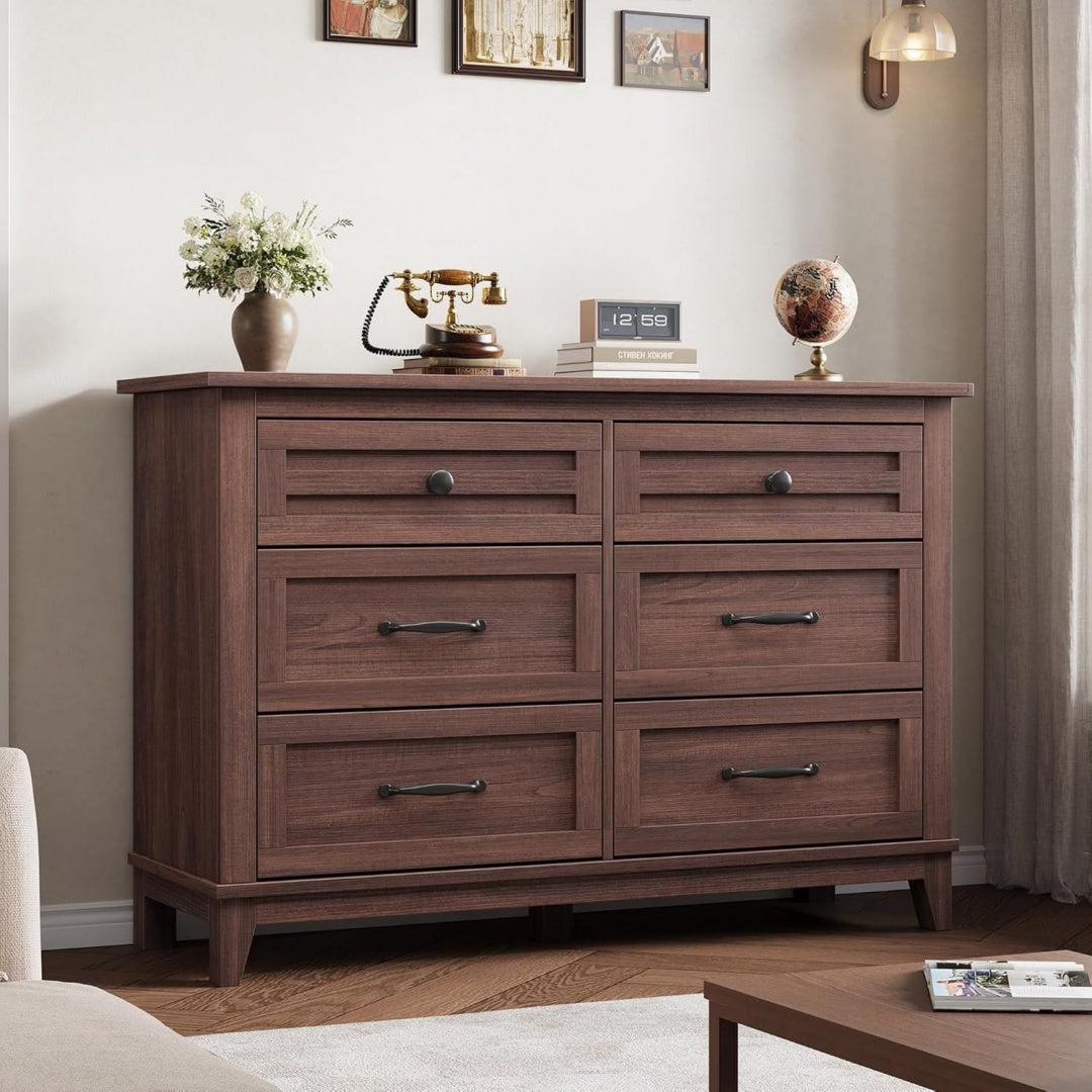 Das Sideboard zeigt Holzoptik in Dunkelbraun