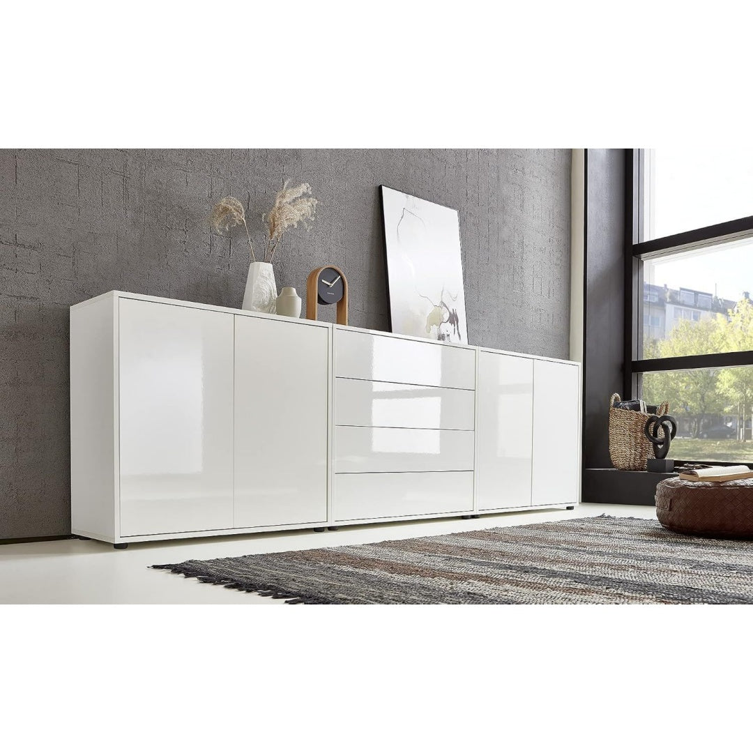 Das Sideboard zeigt matte Oberflaechen in Weiss