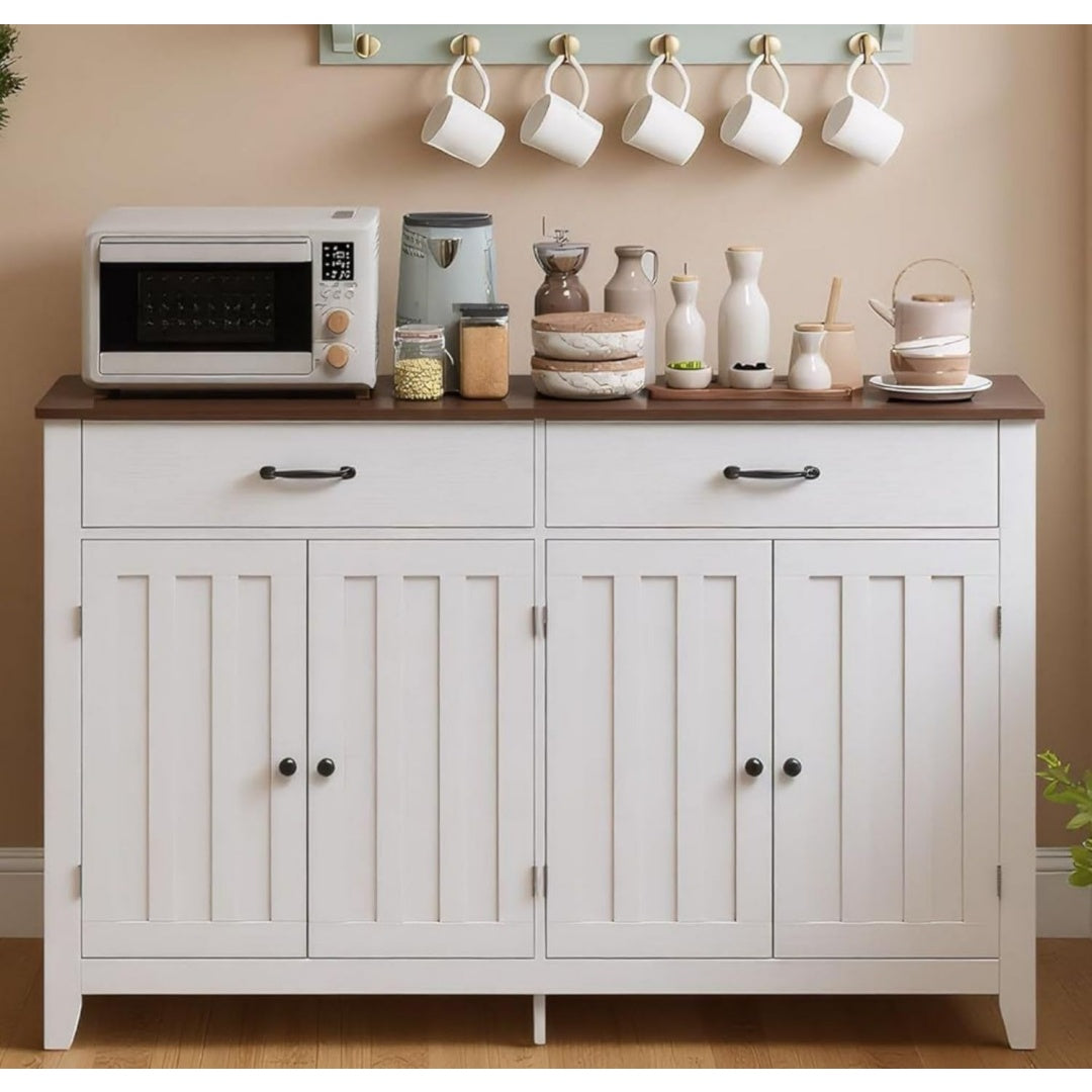 4 Tueren bestimmen das Erscheinungsbild von dem Sideboard