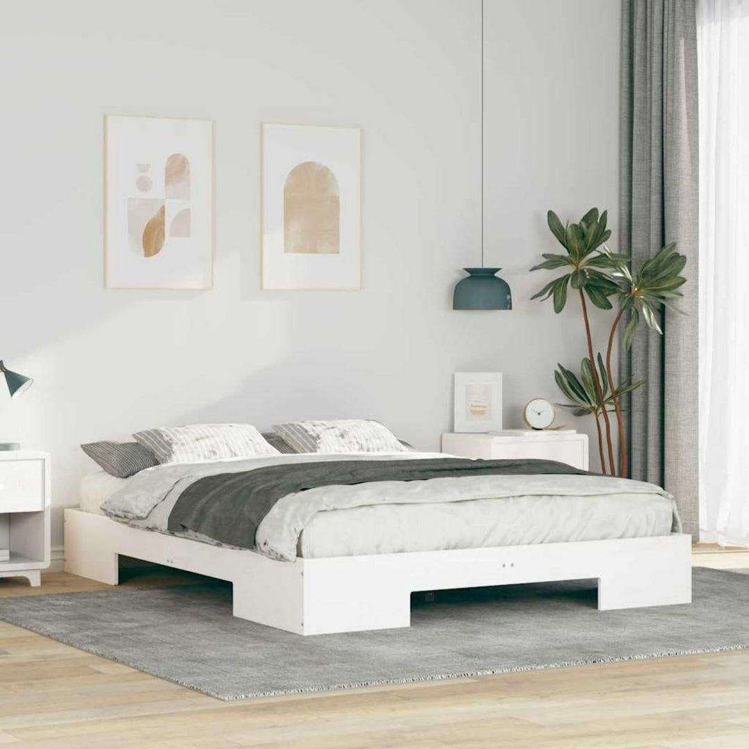 Bettgestell aus Massivholz und Kiefernholz in Weiss mit den Massen 160 x 200 cm