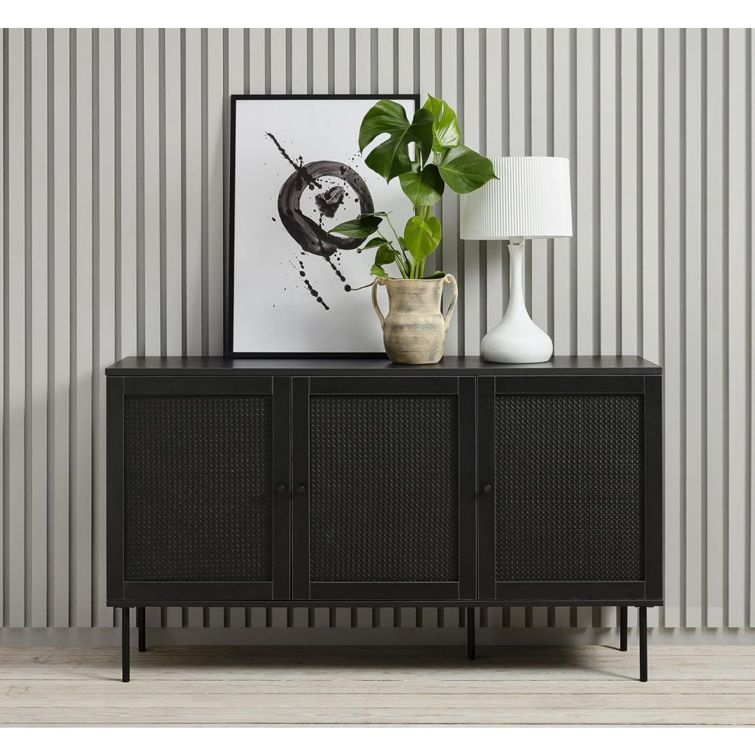 Sideboard verbindet geflochtene Elemente und geschlossenen Stauraum