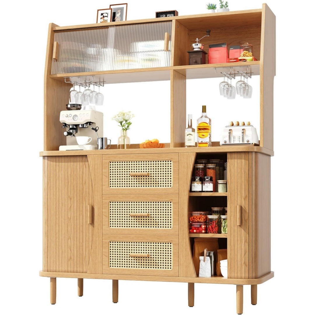 Sideboard mit gerundeten Konturen und verstellbaren Ablagen
