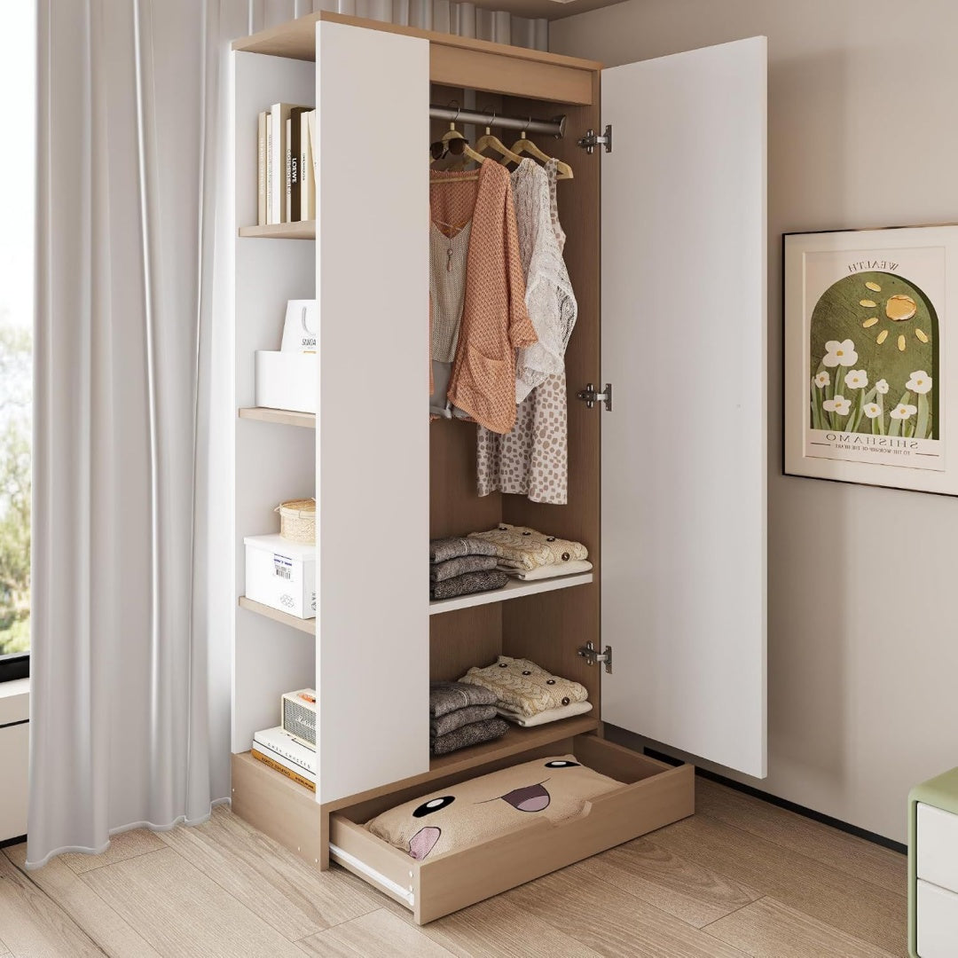 Der Kleiderschrank misst 70 x 40 x 170 cm