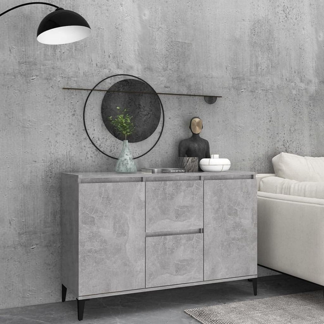 Geschlossener Stauraum und ein Metallgestell an dem Hochschrank