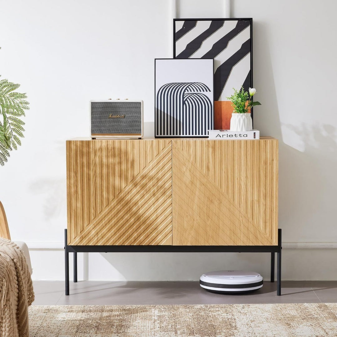 Sideboard mit geschlossenem Stauraum, einem Metallgestell und 2 Tueren