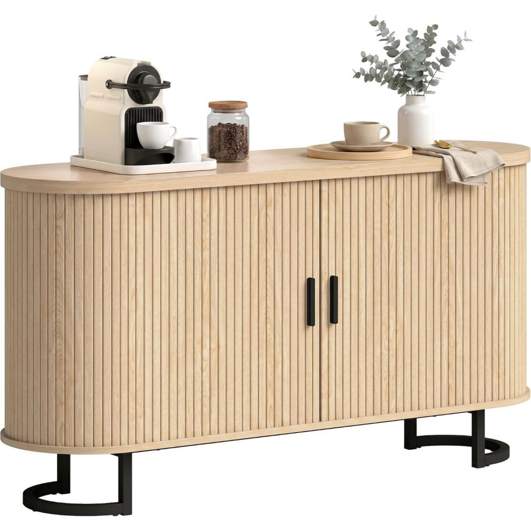 Schiebetueren treffen auf gerundete Konturen an dem Sideboard